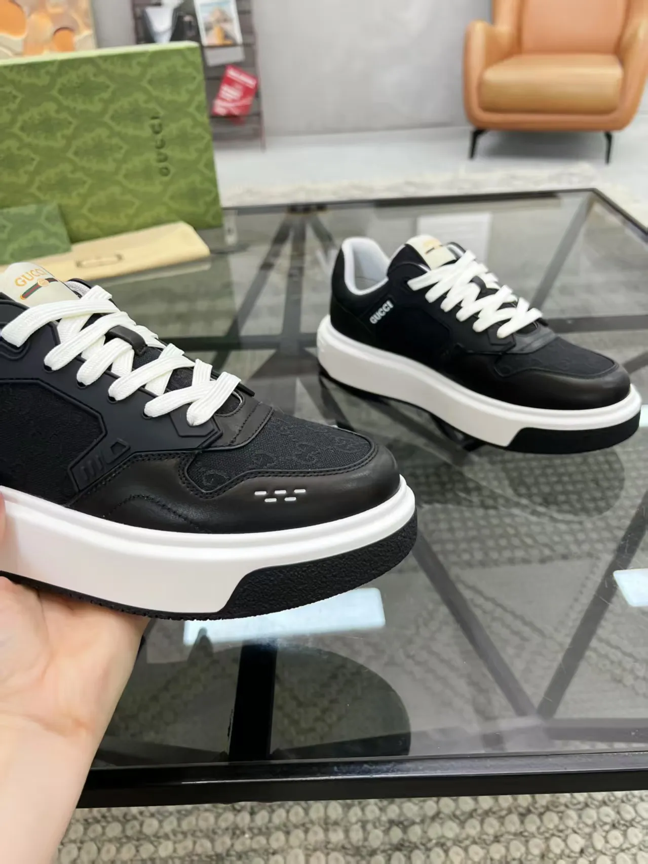 P440 new men's shoes GUCCI [Lightning] latest shoes are shipped. Original quality, fashionable, made of special materials, sheepskin lining, brand new packaging. The foot feels super comfortable and the workmanship is impeccable. Size: 38-45